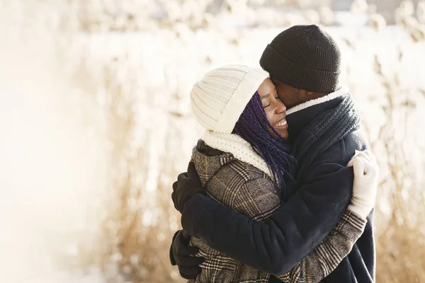 Couple afro-américain dans une forêt d'hiver — Photo