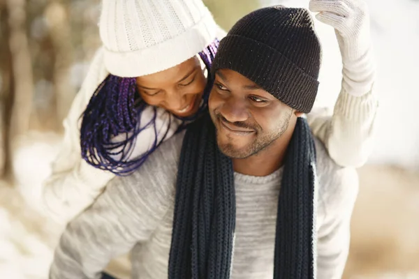 Casal afro-americano em uma floresta de inverno — Fotografia de Stock