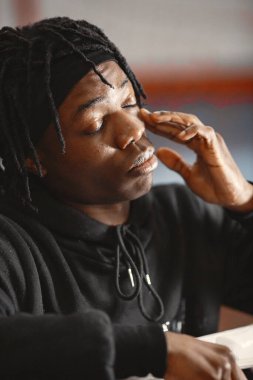 Spor salonunda siyah eldivenli Afrikalı erkek boksör.