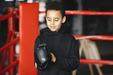 Boks eldivenli küçük çocuk ringde