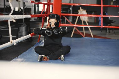 Boks eldivenli küçük çocuk ringde