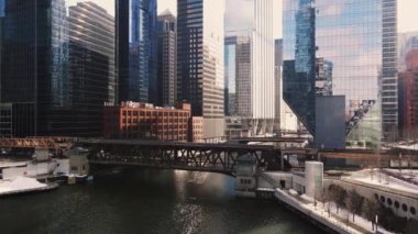 İHA, Şikago şehir merkezindeki köprünün üzerinden tren geçerken uçuyor.