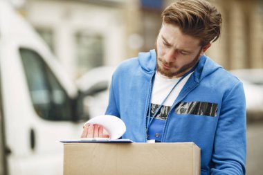 Paketi olan bir teslimatçı.