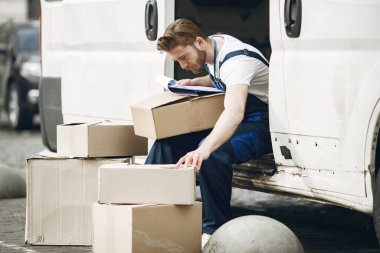 Paketi olan bir teslimatçı.