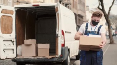 Teslimat Sürücüsü Paketler Listesini Kontrol Ediyor