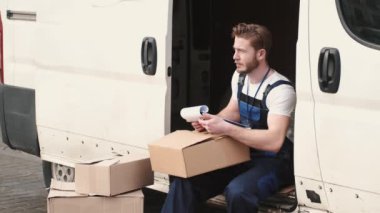 Teslimat Sürücüsü Paketler Listesini Kontrol Ediyor