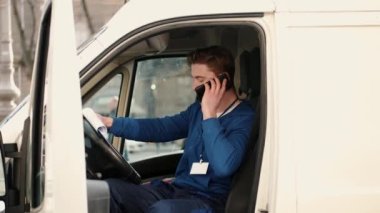 Kargo şoförü minibüsündeki evrakları kontrol ediyor.