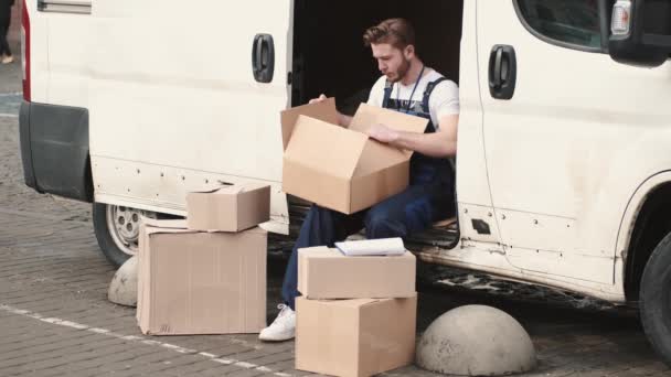 送货商在外面托运纸箱商品 — 图库视频影像