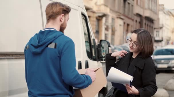 Szállítási férfi ad csomagot boldog női ügyfél szabadban — Stock videók