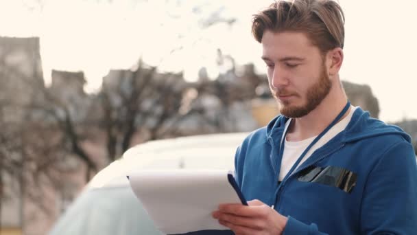 Dodací ovladač kontroluje svůj seznam balíků — Stock video