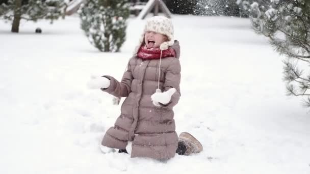 Feliz niña comiendo nieve en casa patio trasero — Vídeos de Stock