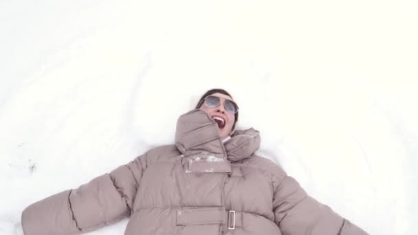 Kvinna faller på snö hemma bakgård — Stockvideo