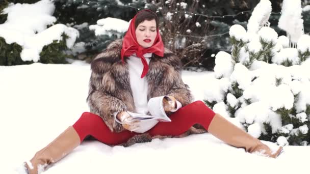 Mujer con estilo en abrigo de piel y pañuelo en la cabeza en el patio trasero de invierno — Vídeos de Stock