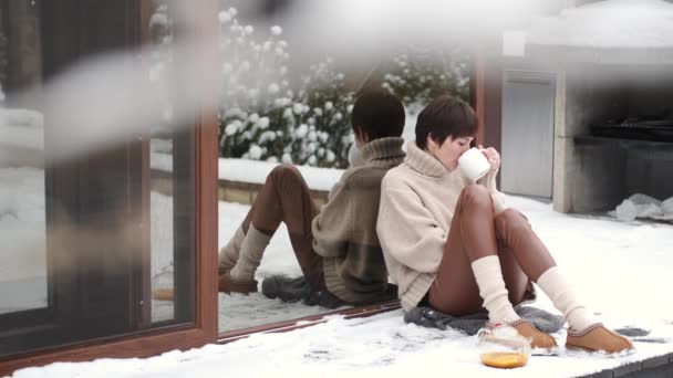 Lugn ung kvinna dricka te på hemmaterrassen på vintern — Stockvideo