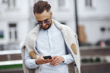 Yaz şehrinde genç bir işadamı