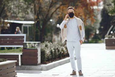 Yaz şehrinde genç bir işadamı