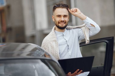 Yaz şehrinde genç bir işadamı