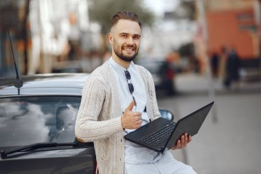 Yaz şehrinde genç bir işadamı