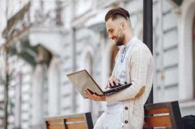 Yaz şehrinde genç bir işadamı