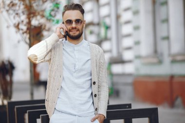 Yaz şehrinde genç bir işadamı