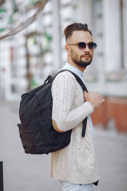 Yaz şehrinde genç bir işadamı