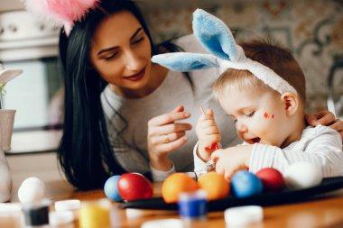 Anne ve küçük oğlu mutfakta.