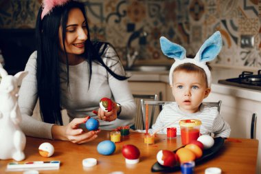 Anne ve küçük oğlu mutfakta.