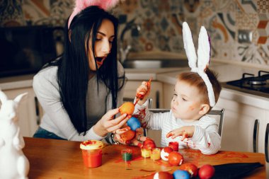 Anne ve küçük oğlu mutfakta.