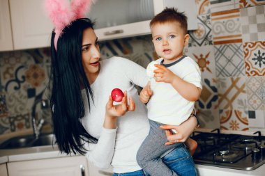 Anne ve küçük oğlu mutfakta.