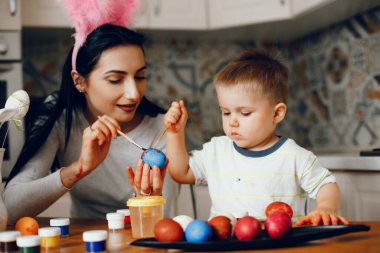 Anne ve küçük oğlu mutfakta.