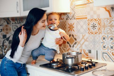 Anne ve küçük oğlu mutfakta.