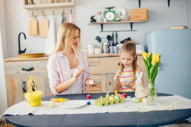 Anne ve küçük kızı mutfakta.