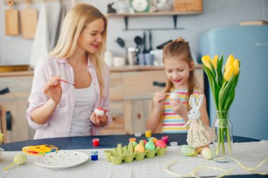 Anne ve küçük kızı mutfakta.