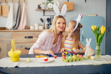 Anne ve küçük kızı mutfakta.