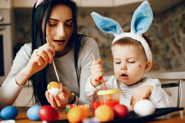 Anne ve küçük oğlu mutfakta.