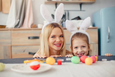 Anne ve küçük kızı mutfakta.