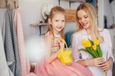 Anne ve küçük çocuk evde.