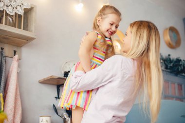 Anne ve küçük kızı bir odada.