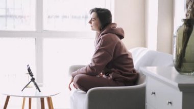 Neşeli kız video blogcusu kamerayla konuşan video blogu kaydediyor