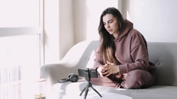 Chica alegre video blogger grabación vlog buscando hablar con la cámara — Vídeos de Stock