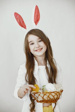 Paskalya sepetli mutlu küçük kız