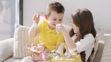 Çocuklar sepetin içinde Doğu oyuncaklarıyla oynuyorlar.