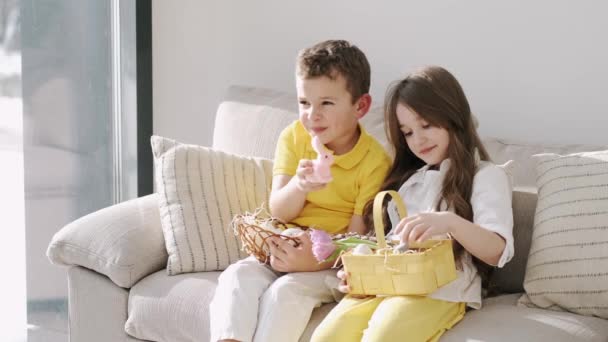 Kinderen spelen met Oosters speelgoed in mand zittend op koets — Stockvideo