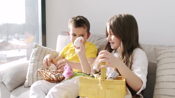 Kinderen spelen met Oosters speelgoed in mand zittend op koets — Stockvideo