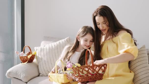 Pretty młoda matka w żółtej sukience siedzi z dziećmi na trenera na Wielkanoc — Wideo stockowe