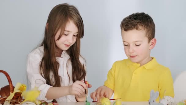 Grappige kinderen maken zich klaar voor paasvakantie — Stockvideo