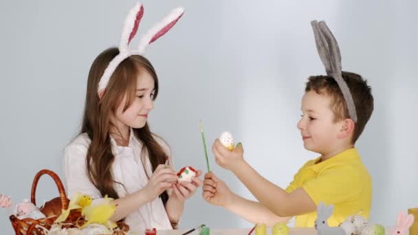 Niños divertidos en orejas de conejo preparándose para las vacaciones de Pascua — Vídeo de stock