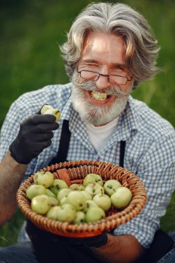 Sebze bahçeli son sınıf öğrencisi.