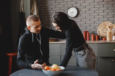 Karı koca kavgası ve boğucu karılar.