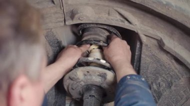 Bir araba aracındaki fren disklerini tamir eden tamirci.